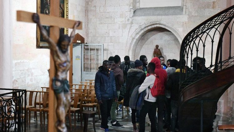Des migrants accueillis dans une église de Marseille.