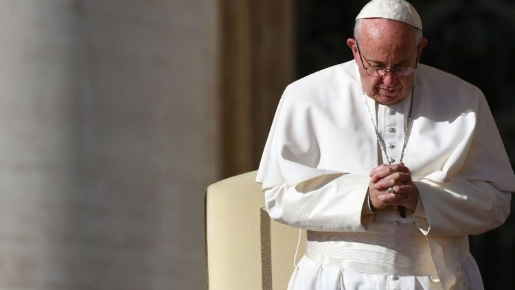 Papa Francesco prega all'udienza generale