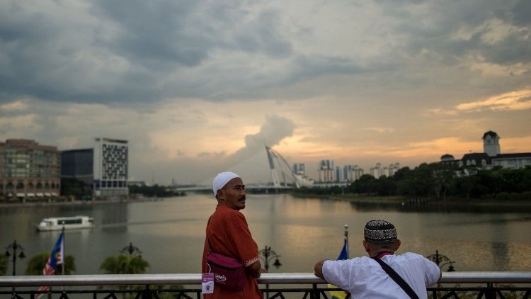Malaysische Männer am Putrajaya See