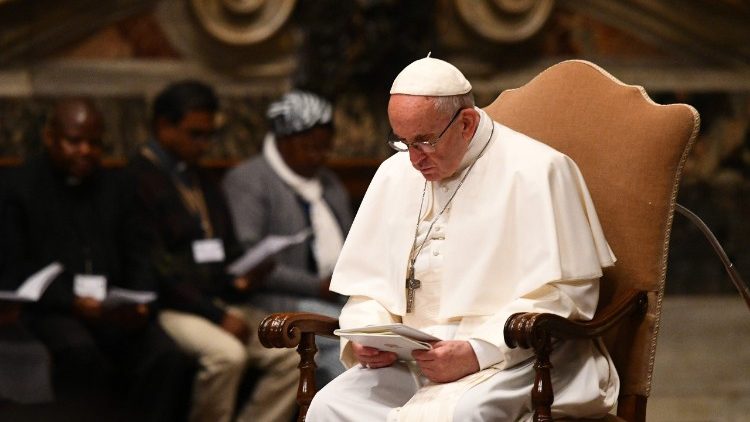 Papst Franziskus während des Gebets im Petersdom
