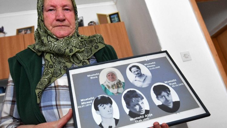Nura Mustafic pose le 14 novembre 2017 avec les portraits de son mari et de ses trois enfants, tués à Srebrenica, en juillet 1995 par les forces serbes de Bosnie