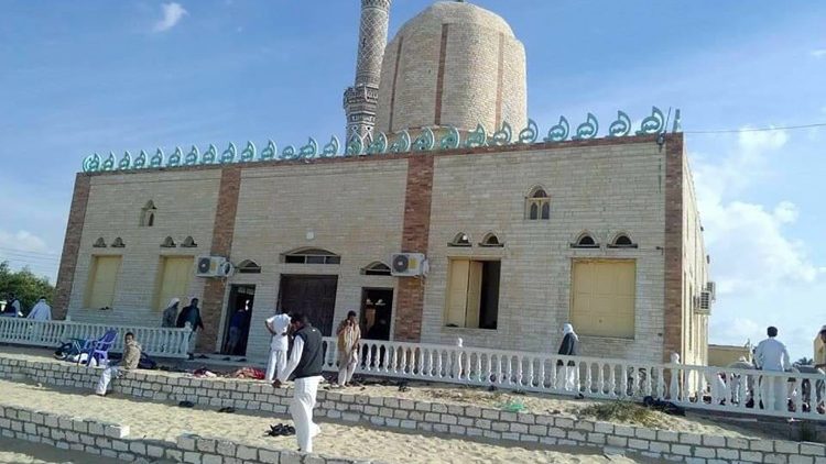 La mosquée Al-Rawda à 40 kilomètres à l'ouest d'El-Arish dans le nord du Sinaï, après l'attentat terroriste du 24 novembre 2017.