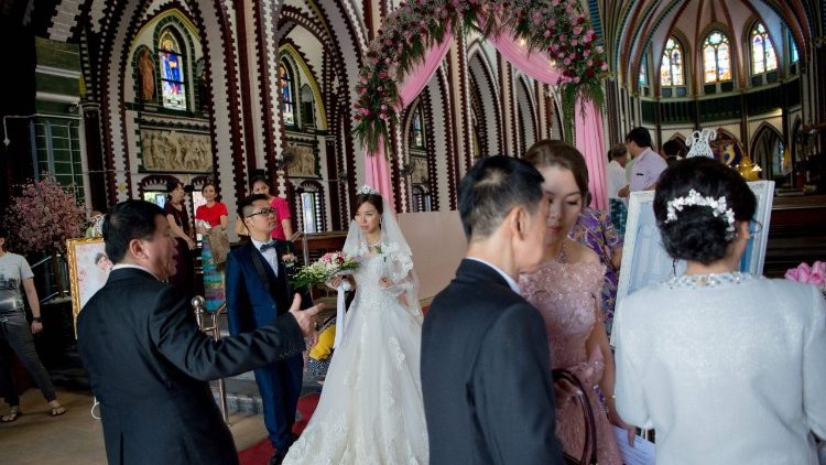 Katholische Hochzeitspaare in Myanmar