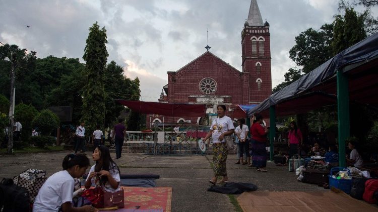 Fedeli del Kachin attendono la visita del Papa in Myanmar