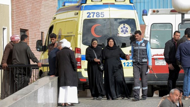Des proches des victimes de l'attentat en Égypte attendent près d'un hôpital de Ismaïlia, où ont été transportés les blessés.