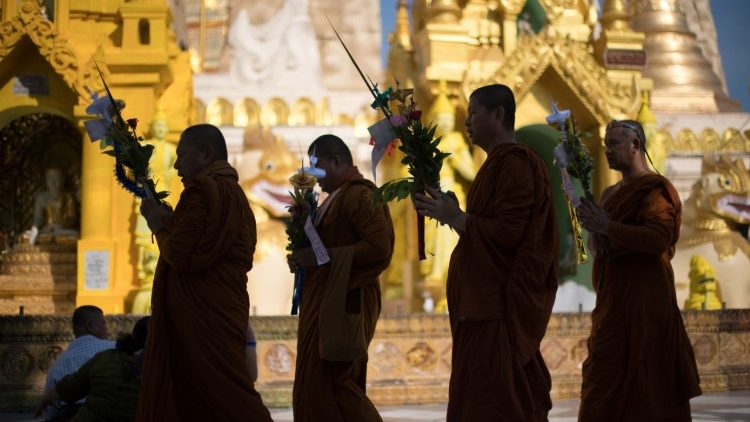 Monges budistas em Mianmar