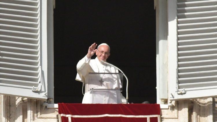 Le Pape à la fenêtre du Palais apostolique, lors de l'Angélus du 26 novembre 2017.