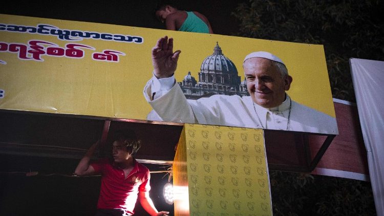 Un panneau d'accueil pour le Pape à Rangoon.