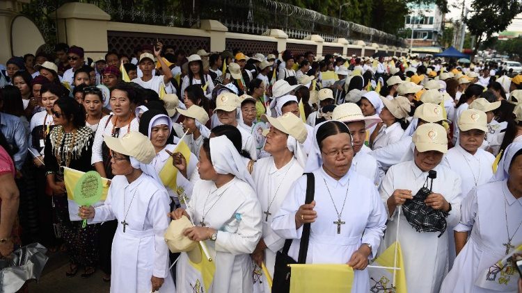 Katholiken in Jangun warten auf das Papamobil