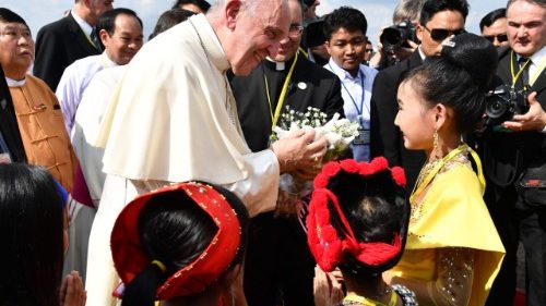 Voyage en Birmanie : le Pape François est arrivé à Rangoun