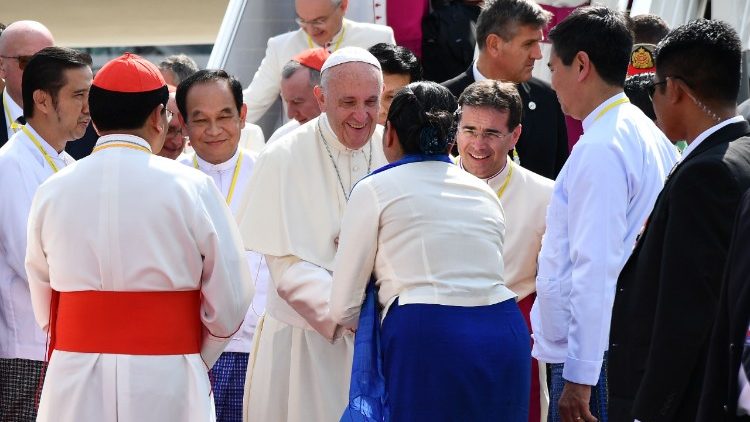 Acolhida calorosa ao Papa Francisco em Yangun
