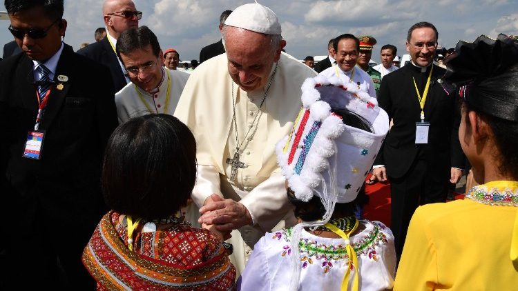 le pape François accueilli par des enfants à son arrivée en Birmanie