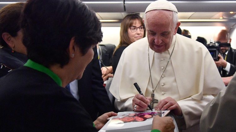 Papst Franziskus bei einer Begegnung mit Journalisten auf seiner Rückreise von Myanmar