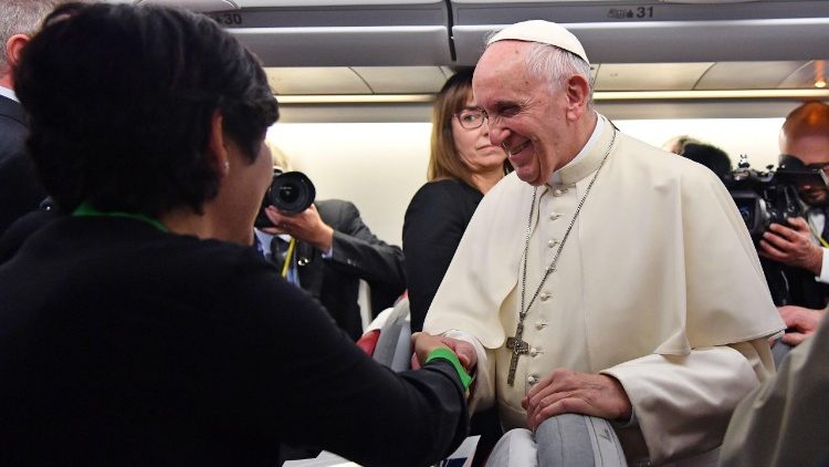 Le Pape François échangeant avec les journalistes présents à bord de l'avion l'amenant en Birmanie, le 27 novembre dernier.