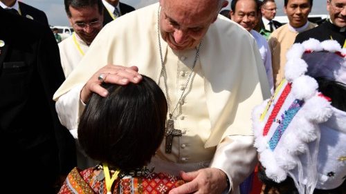 Myanmar: festosa accoglienza al Papa