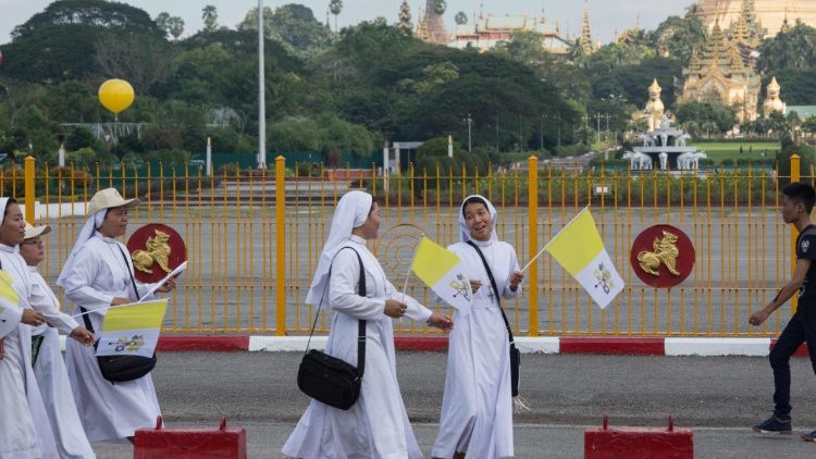 Des religieuses catholiques en chemin pour accueilllir le Pape François à son arrivée à Rangoun en Birmanie le 27 novembre 2017