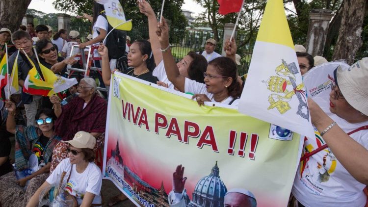 Crowds greet Pope Francis in Myanmar