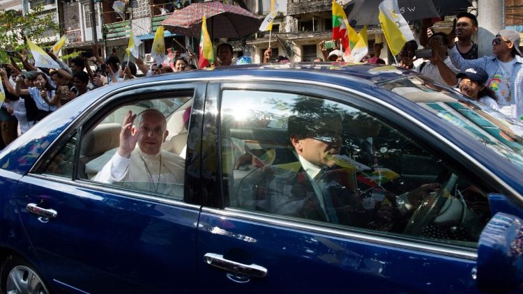 Pope arrives in Myanmar