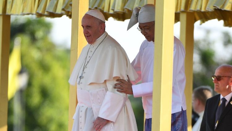 Der Papst mit dem burmesischen Präsidenten Htin Kyaw am Dienstag