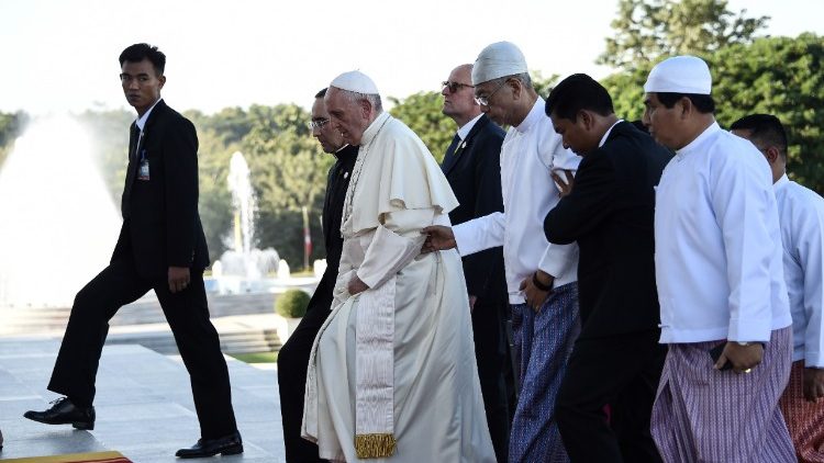 Il Papa al suo ingresso al Palazzo presidenziale