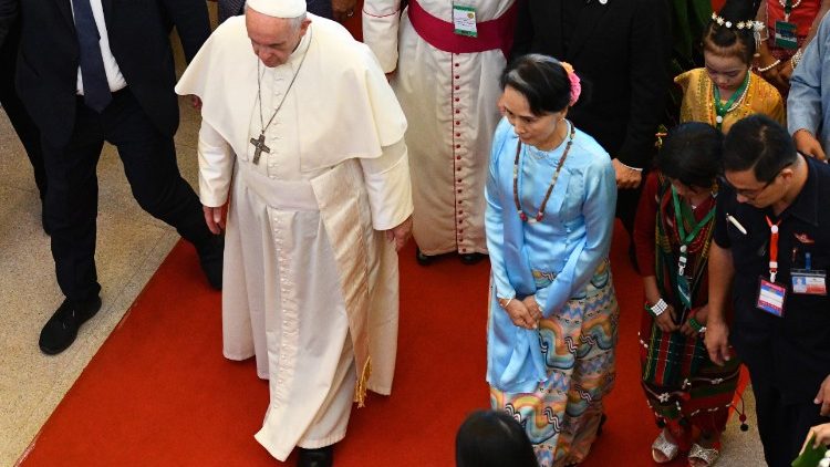 Rencontre entre le Pape François et la conseillère d'Etat birmane et prix Nobel de la Paix, Aung San Suu Kyi, lors du voyage du Pape en Birmanie, en novemvre 2017.