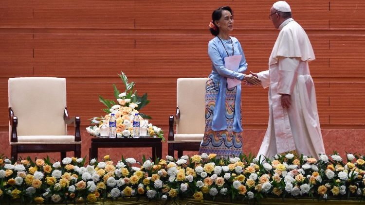 La dirigeante birmane Aung San Suu Kyi et le Pape François se sont relayés à la tribune pour les premiers discours officiels de ce voyage en Birmanie ce 28 novembre 2017
