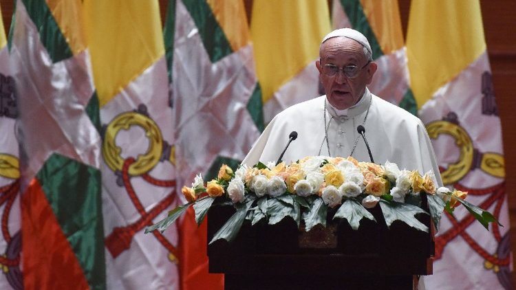 Il Papa parla alle autorità del Myanmar e al Corpo diplomatico
