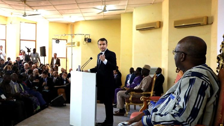Le président français a rencontré les jeunes burkinabè à l'université de Ouagadougou le 28 novembre 2017.