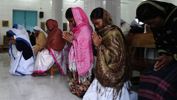 Des catholiques bangladais prient en l'église du Saint-Rosaire de Dacca, le 29 novembre 2017.