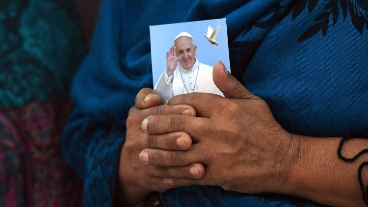 Fiel segura uma imagem do Papa Francisco em Yangun