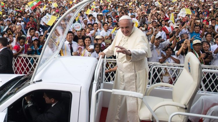 Papa Francisco na chegada para a Missa em Yangun