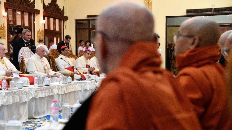 Incontro tra Papa Francesco e monaci buddisti a Yangon - Myanmar - 29.11.2017