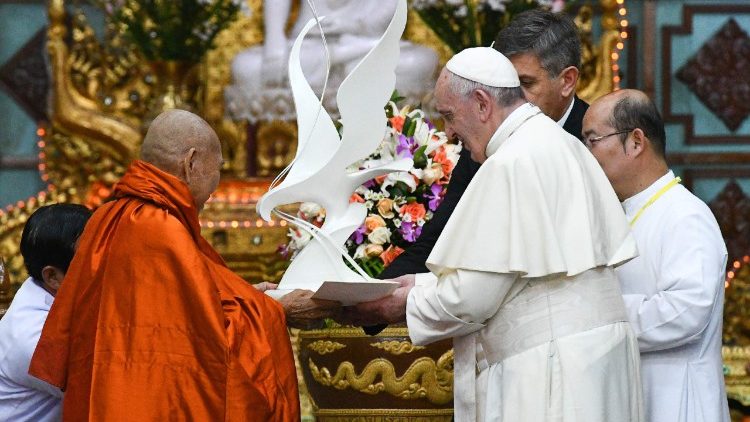Papa presenteia budistas com escultura da pomba da paz