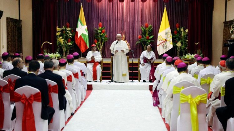 Bispos de Mianmar com o Papa, durante visita de Francisco ao país do sudeste asiático, em novembro de 2017