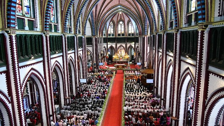 La cathédrale Sainte-Marie de Rangoun était bondée pour la messe du Pape François, le 30 novembre 2017.