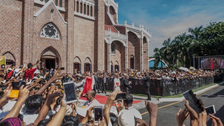 Der Papst vor der Marienkathedrale von Rangun