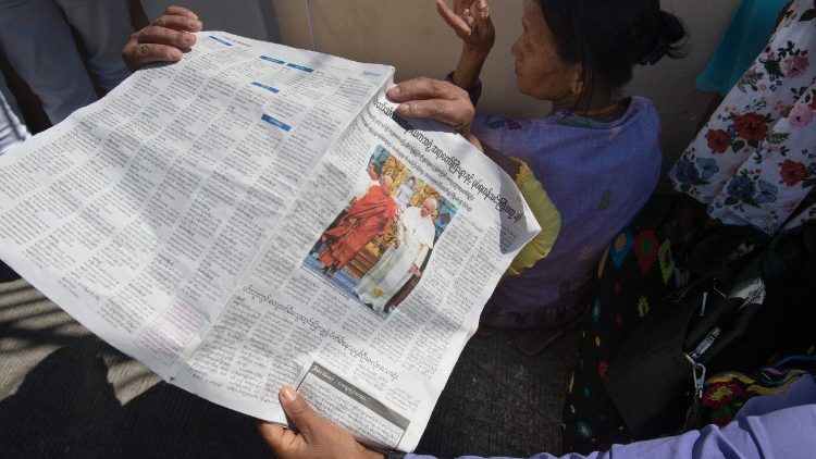 Birmanische Zeitung mit dem Konterfei von Papst Franziskus