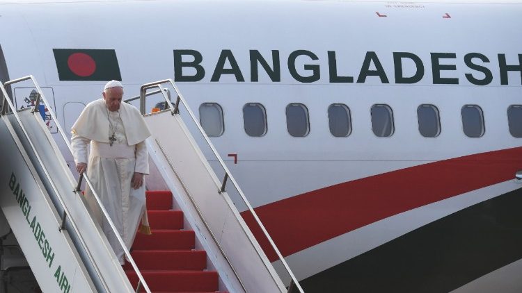 Papa chega a Bangladesh