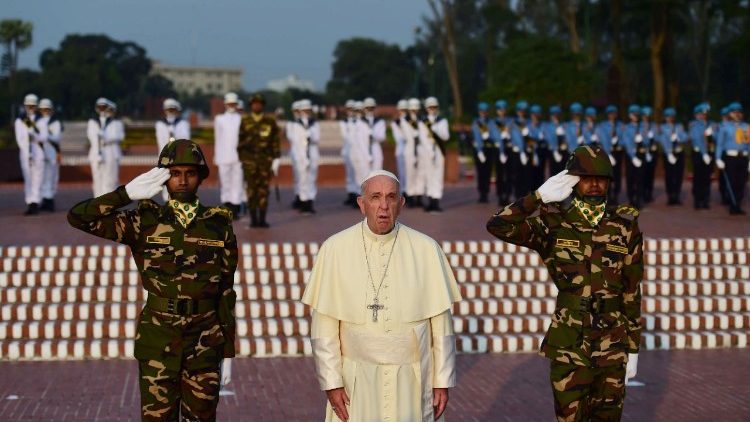 Der Papst bei der Ankunft in Dhaka
