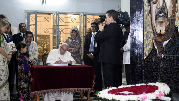 Papa Francisco assina Livro de Honra ao lado de familiares do Xeique Mujibur