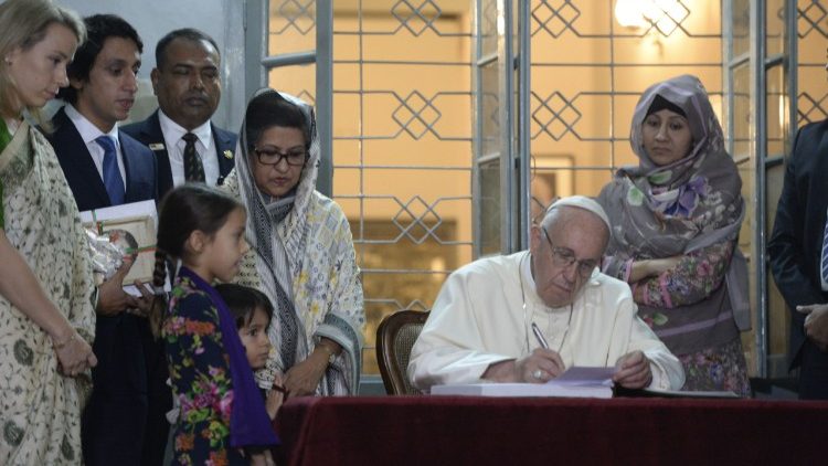 Papst Franziskus trägt sich ins Gästebuch ein