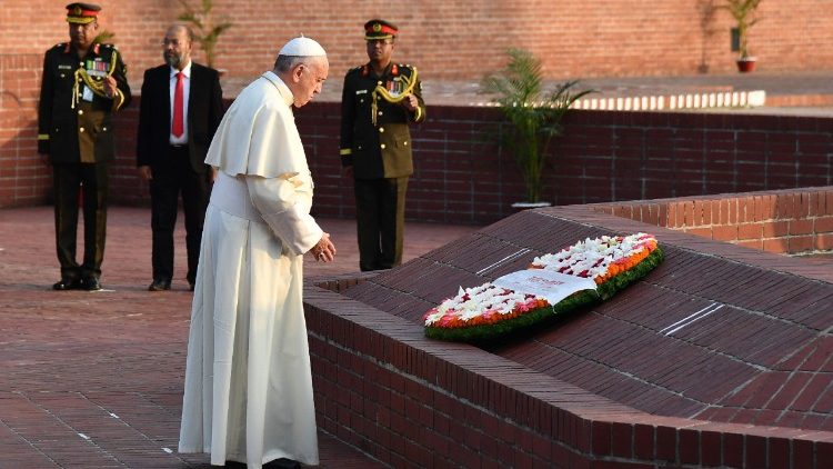 Papa no Memorial aos Mártires, em Daca