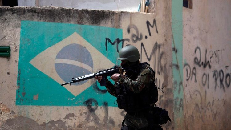 Forças de ordem na favela da Rocinha
