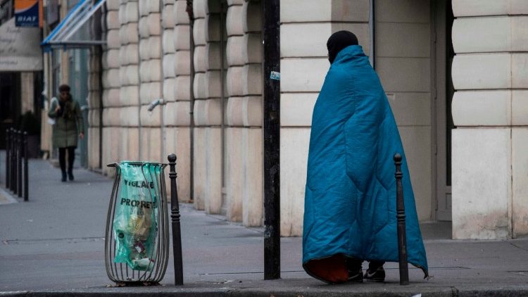 Une personne sans domicile fixe dans les rues de Paris. 
