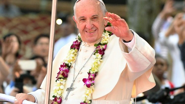 Il Papa saluta i fedeli prima della Messa a Dhaka