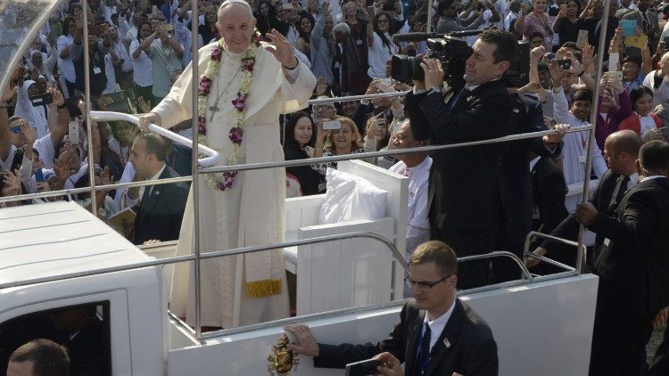 Le Pape salue la foule lors de la messe célébrée à Dacca, capitale du Bangladesh.