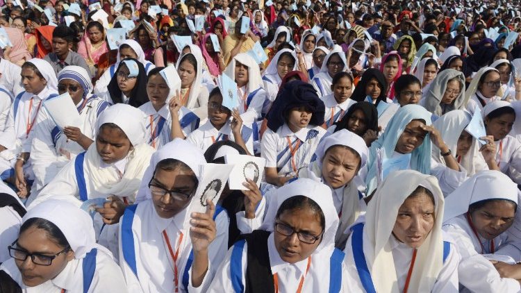 Tausende von Menschen nahmen am Freitag an der Messe des Papstes in Dhaka teil