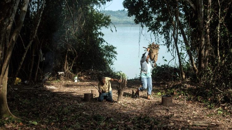 Des indigènes d'Amazonie au nord du Brésil.