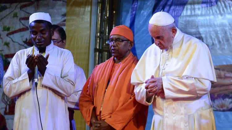 Papa prega con il leader buddista a Dhaka in Bangladesh