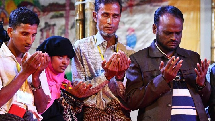 18 réfugiés Rohingyas prient lors de la célébration interreligieuse avec le Pape François à Dacca, le 1er décembre 2017.